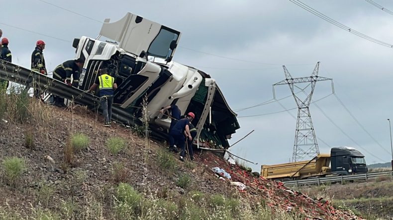 Virajı Alamayan Karpuz Yüklü TIR Devrildi: 1 Ölü