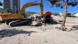 Yıkım Sırasında Facia: Operatör, İş Makinesiyle Enkaz Altında Kaldı