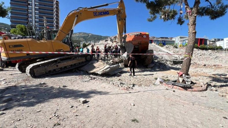 Yıkım Sırasında Facia: Operatör, İş Makinesiyle Enkaz Altında Kaldı