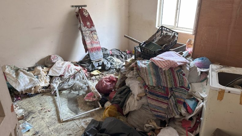 Yıllar Süren Bir Sorun: Kötü Kokular Gelen Evden 4 Kamyon Çöp Çıktı