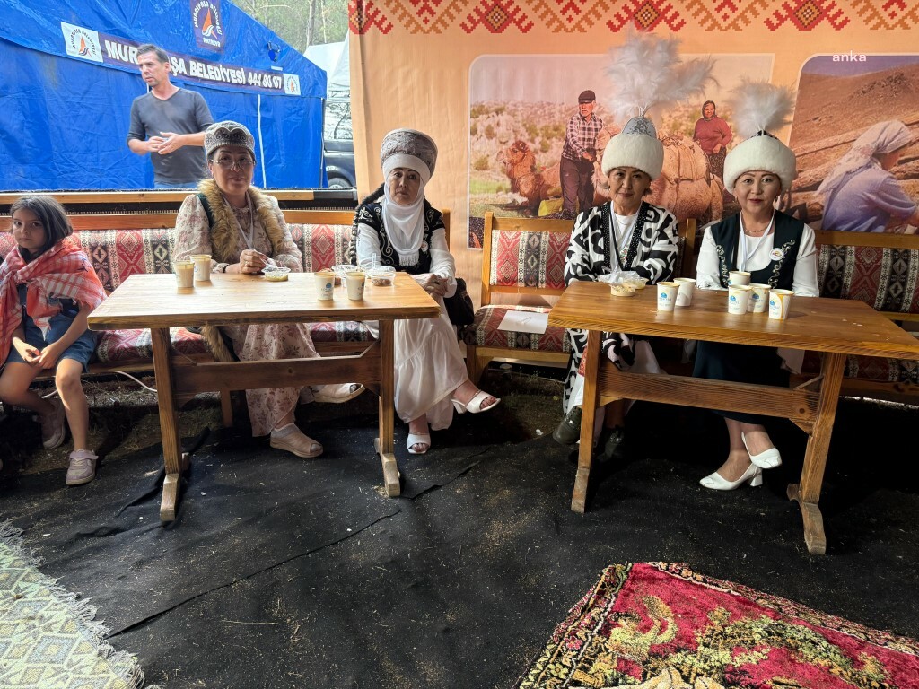 Yörük Çadırında Ziyaretçiler