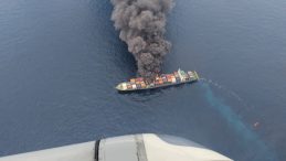 Yük Gemisinde Patlama: Mürettebat Denize Atlarken Korku Doldular