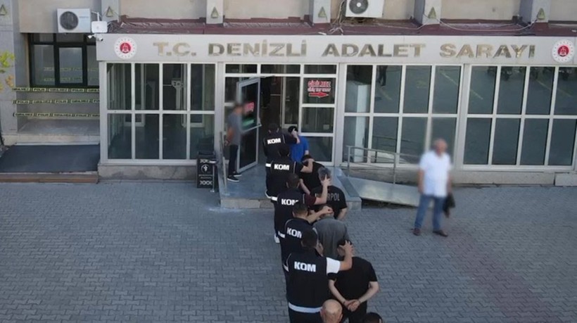 Sahte alkol baskınında ele geçirilen malzemeler