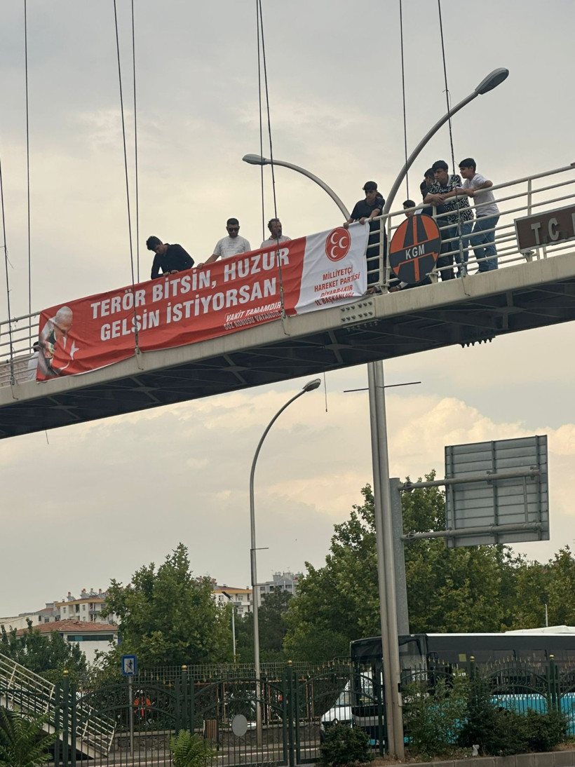 MHP Bayrağı ve Surlar