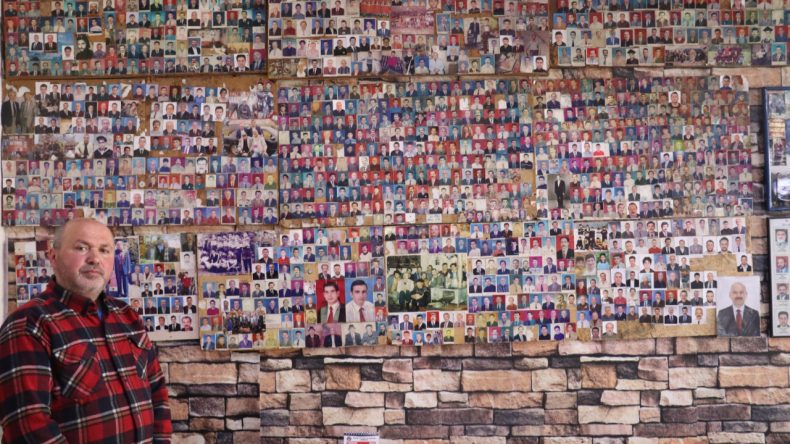 28 Yıl Boyunca Tıraş Ettiği 3 Bin Kişinin Fotoğraflarını Sergiliyor