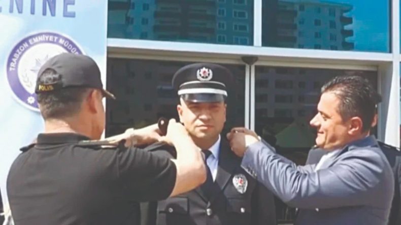 AKP İlçe Başkanı, Polise Rütbe Taktı