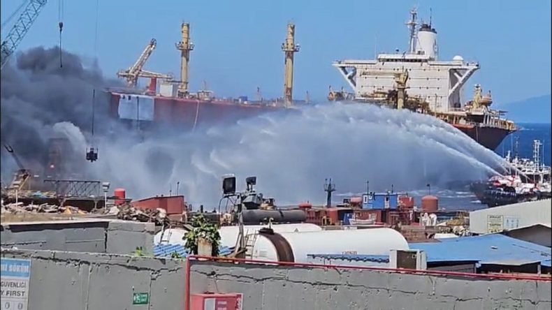 Aliağa'da Tanker Gemide Yangın Çıktı