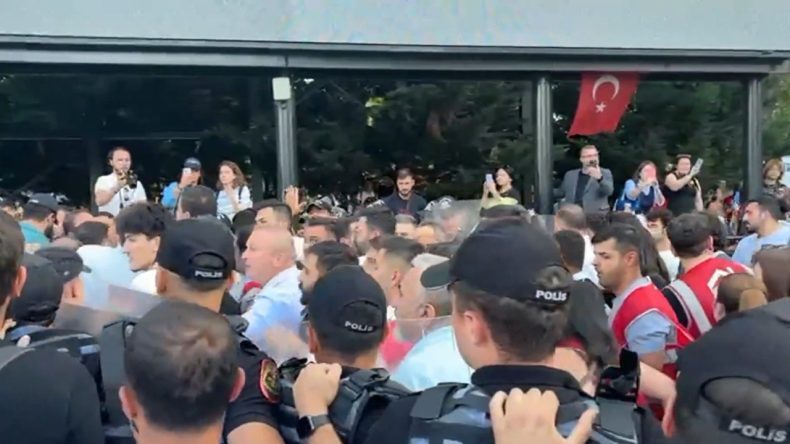 Ankara'da CHP Üyelerine Polis Müdahalesi