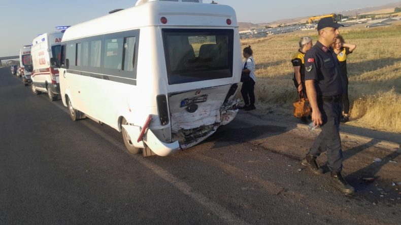Ankara'da Otomobil ve Servis Minibüsü Çarpıştı: Sürücü Hayatını Kaybetti