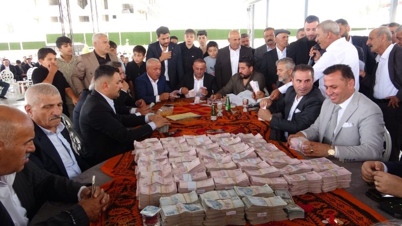 Aşiret Düğünü Göz Kamaştırdı: Takı Kuyruğunda Servet Harcandı