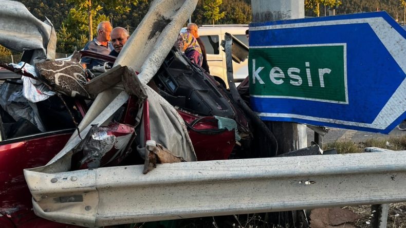 Bariyerlere Çarpan Otomobil Parçalandı