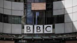 BBC Üzerindeki Baskı Artıyor: 400 İmza Toplandı