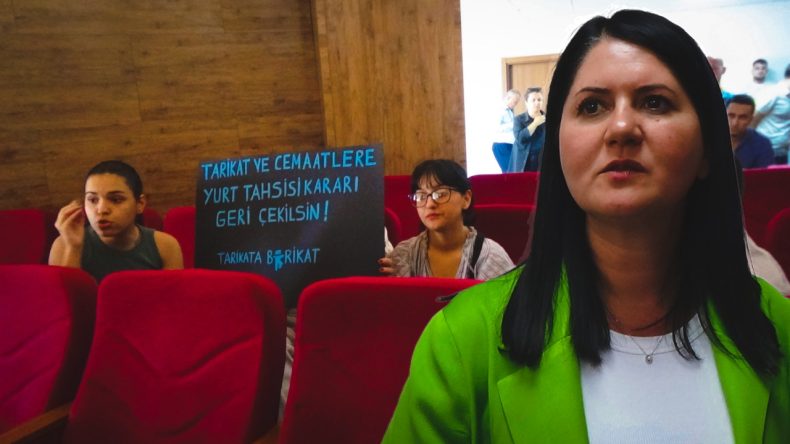 Belediye Başkanı Pankartı Görünce Harekete Geçti: Üç Kardeşimle Görüştüm