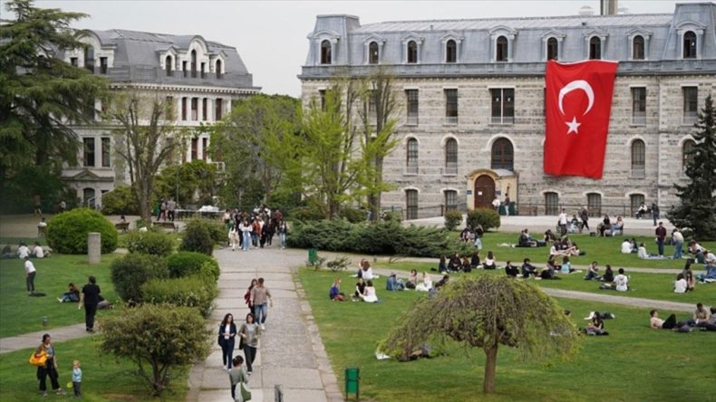 Boğaziçi'nde İki Fakülte Kapatıldı