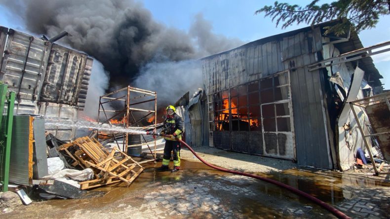 Bolu'da Fabrika Yangını: Kentin Farklı Noktalarından Görülüyor