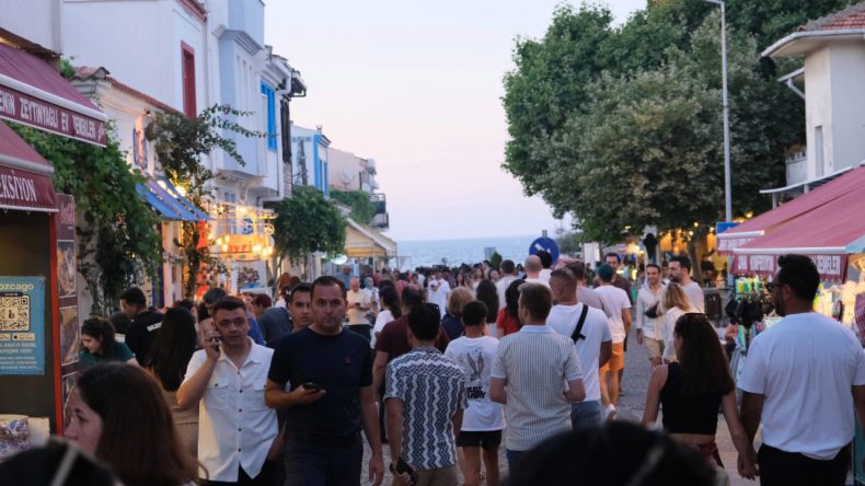 Bozcaada'da Doluluk Oranı Yüzde 100'e Ulaştı