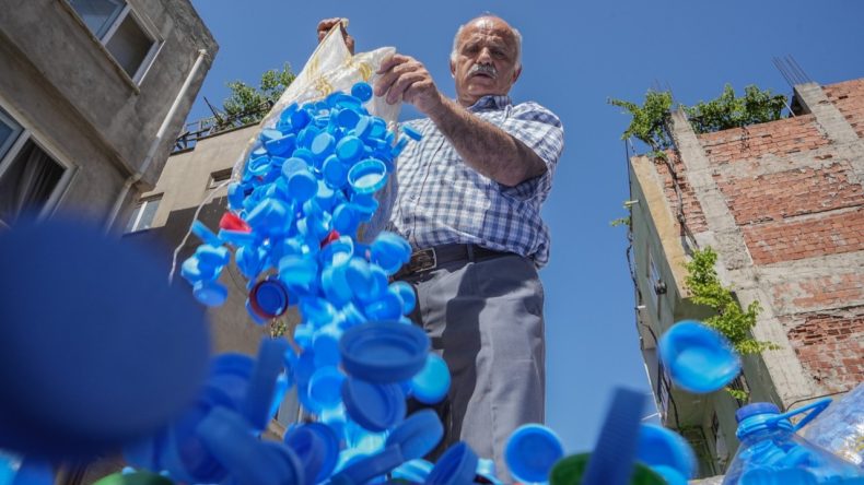 Bursa’nın sessiz kahramanı: 2 milyon kapakla ihtiyaç sahiplerine destek oldu