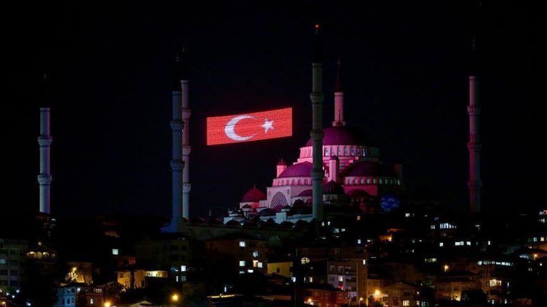 Camilerde Sela Tınısı Yükseldi