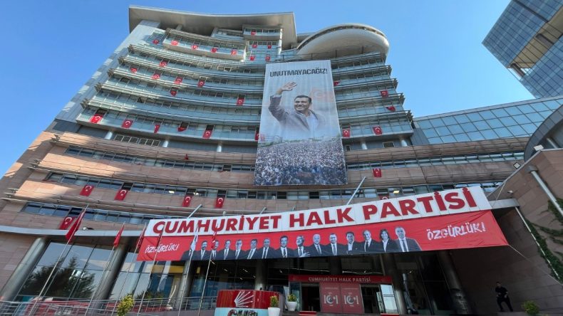CHP Genel Merkezi'nde 'özgürlük' Temalı Afiş Asıldı