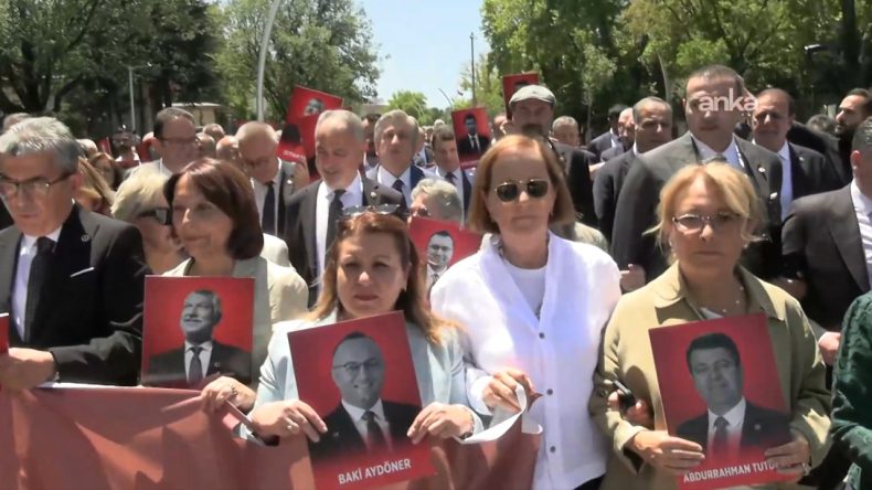 CHP Milletvekilleri 'Erdoğan İstifa' Sloganlarıyla Adalet Bakanlığı'na Yürüyor