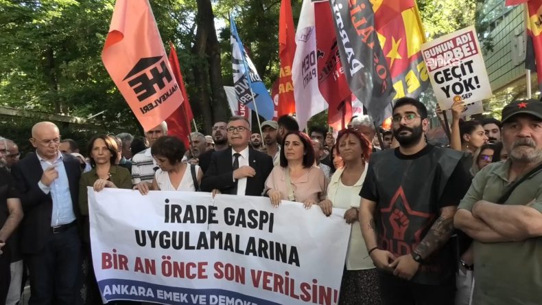CHP'li Belediyelere Yapılan Operasyon Ankara'da Protesto Edildi