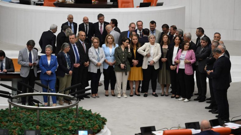 CHP'li Milletvekilleri TBMM'de Kürsüyü Ele Geçirdi