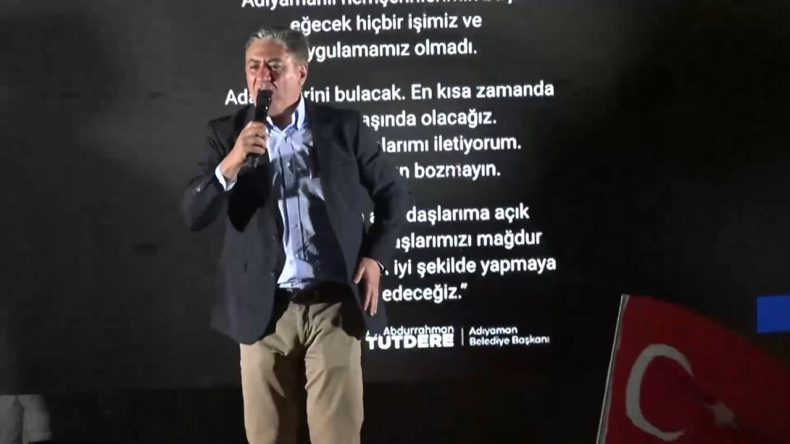 CHP'li Murat Emir Sahneden Düştü