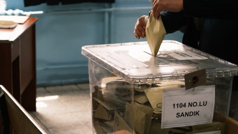 CHP'nin Oyları Yükseliyor, AKP'nin Oyları Düşüyor