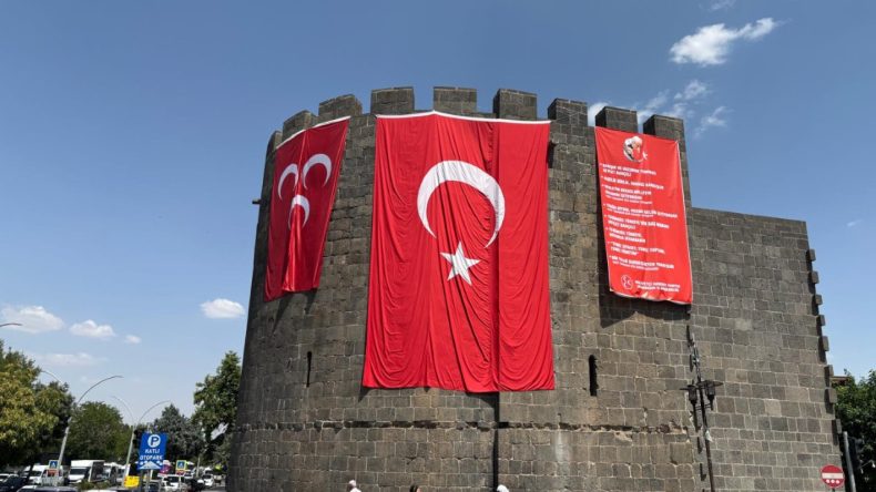 Diyarbakır Surlarına MHP Bayrağı Asıldı
