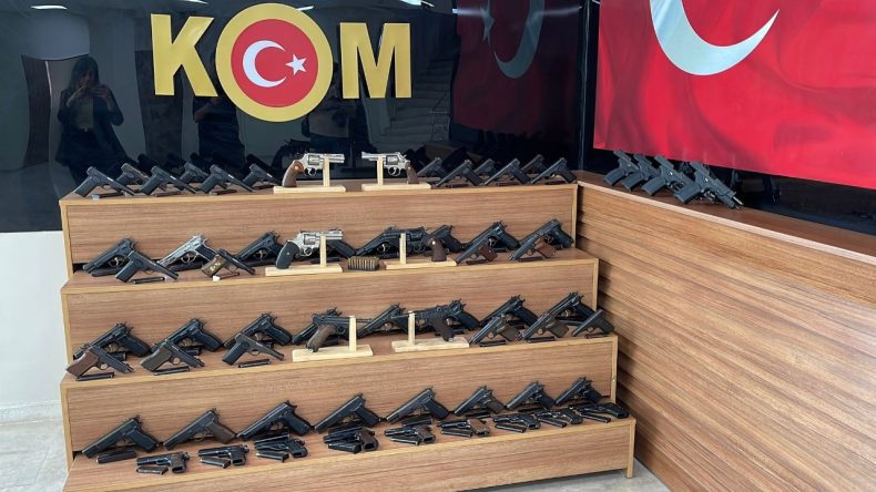 Durdurulan Otomobilden Çuval Dolusu Silah Çıktı