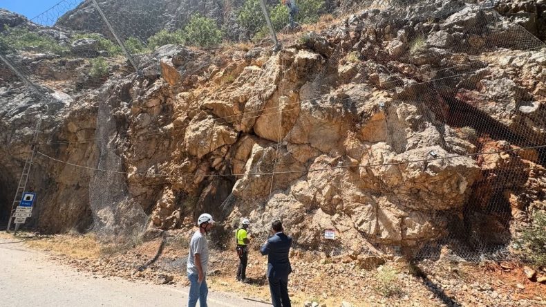 Dünyanın En Zorlu Yollarından Biri: Kayalar Düşünce Ulaşıma Kapandı