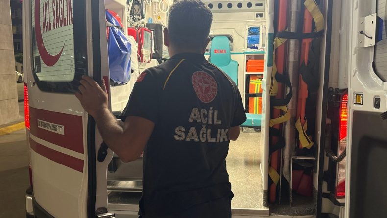 Eli Bıçaklı Genç, Polis Tarafından Biber Gazıyla Durduruldu
