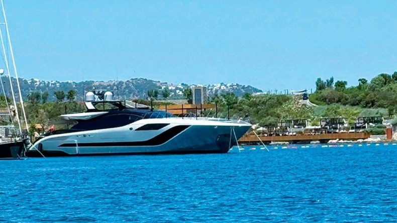 Ersoy, lüks yatını Bodrum’a demirledi