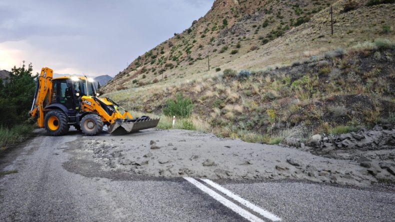 Erzurum'da Heyelan Yolunu Kapatıyor