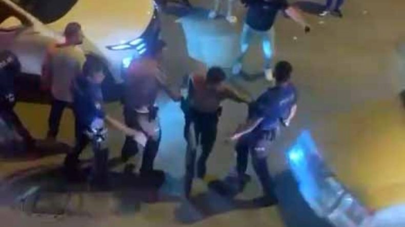 Film Sahnelerini Aratmayan Olay: Polisin Üzerine Sürdüler