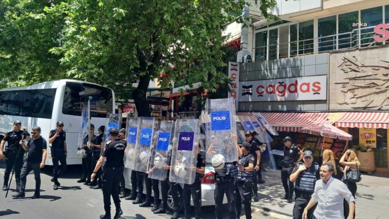 Günlerdir Yürüyüşteydiler: Mevsimlik Öğretmenlere Abluka ve Gözaltı