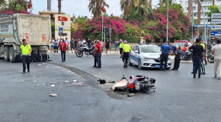Kamyon ile Motosiklet Çarpıştı: 1 Kişi Hayatını Kaybetti, 1 Kişi Yaralandı