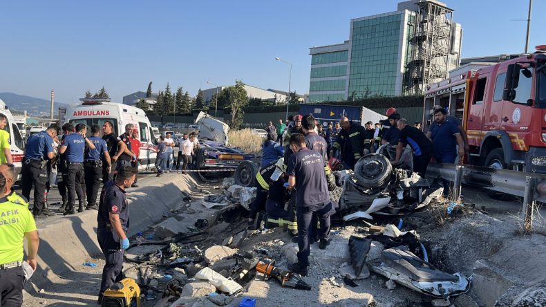 Kocaeli'de Trafik Kazası: 5 Kişi Hayatını Kaybetti, 1 Yaralı
