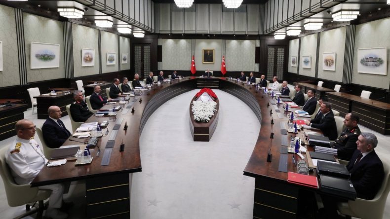 Komutanlara 72 Yaşa Kadar Emeklilik Hakkı Tanınmadı