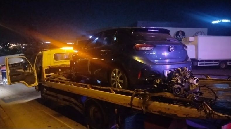 Kontrolden Çıkan Araç Fabrika Duvarına Çarptı: 2 Yaralı