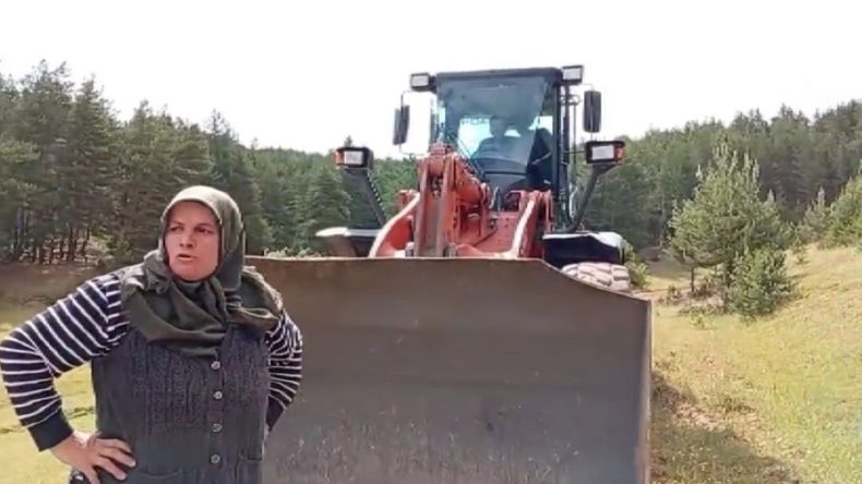 Köylüler, siyanür havuzunun önüne set oldu