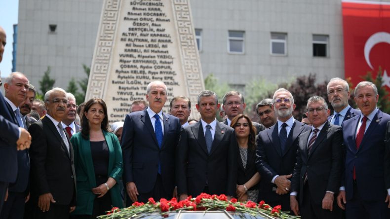 Kurtulmuş ve Özel Şehitler Anıtı'na Karanfil Bıraktı