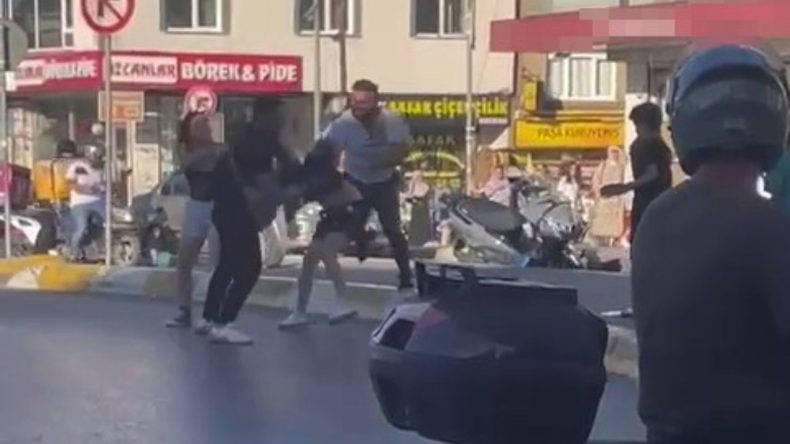 Laf Attıkları Kadınlar Tersleyince Sokak Ortasında Darp Edildi