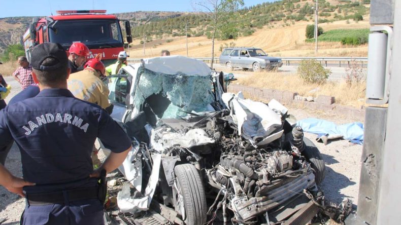 Manisa'da Korkunç Kaza: Baba ve 3 Çocuğu Hayatını Kaybetti