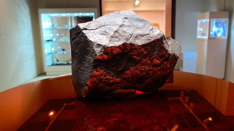 Mars'tan Kopup Dünya'ya Düşen Gök Taşı: Milyonlarca Dolara Satılacak
