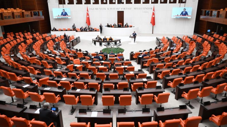 Meclis’te tarihi anlar! Cumhur’dan sadece iki kişi vardı