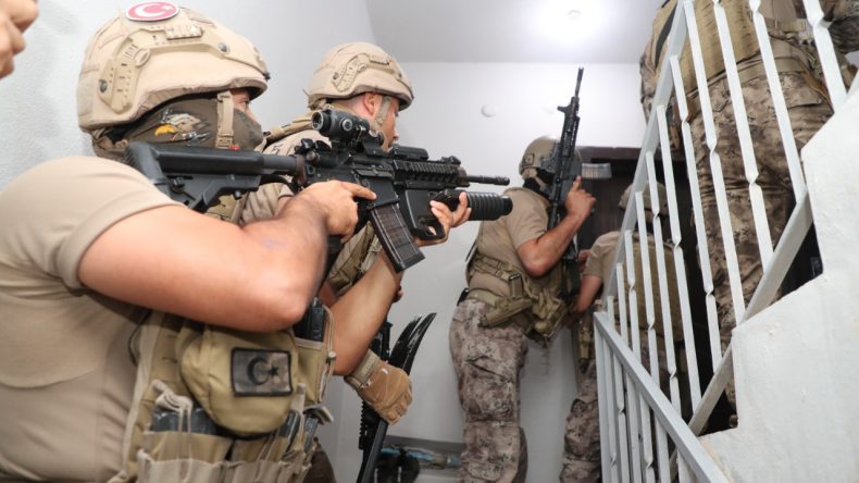 Mersin'de Fuhuş Operasyonu: 19 Kişi Tutuklandı