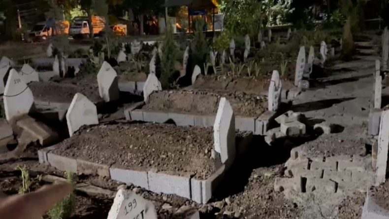 Mezarlıkta Nöbet Başlatıldı: 'Bir Gecede Yerinden Çıkardılar'