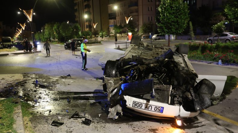 Nevşehir'de 2 Porsche Çarpıştı: 2 Yaralı