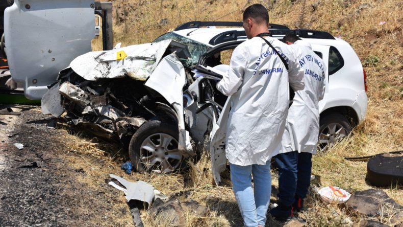 Otomobil ve traktör çarpıştı: Can kaybı ve yaralılar var